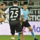 La reprise de volée de Carlo Boukhalfa a fait mouche. KEYSTONE/GIAN EHRENZELLER
